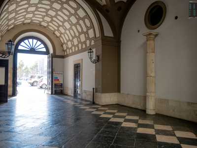 Il corridoio d�ingresso si presenta elegante e spazioso, dalle pareti di colore bianco e marrone fango, con ampi archi a tutto sesto...